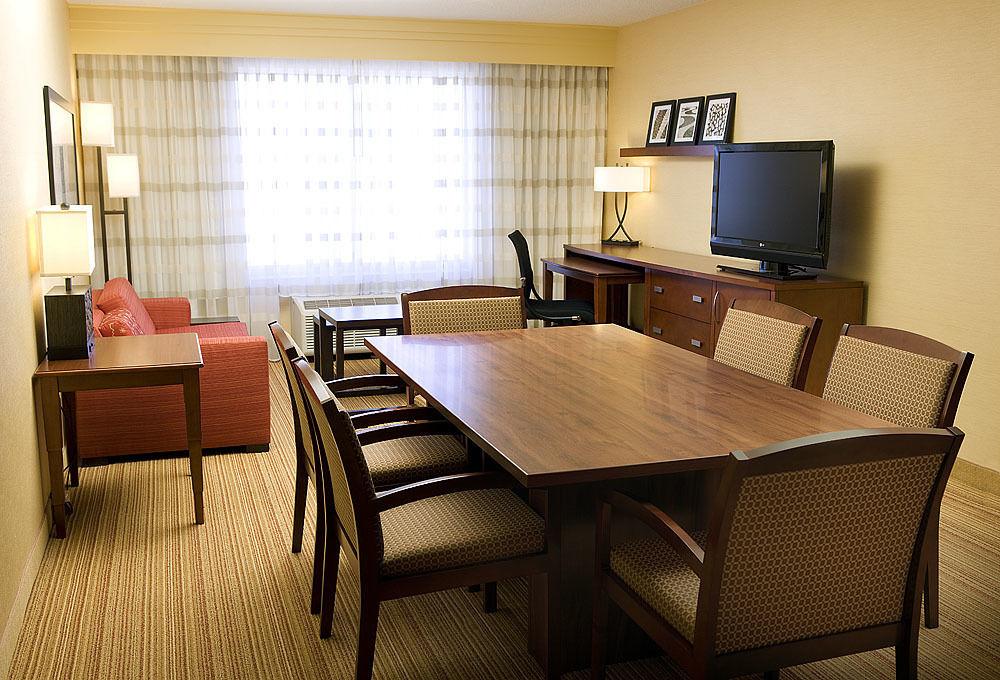 Courtyard By Marriott Denver Airport Exterior photo